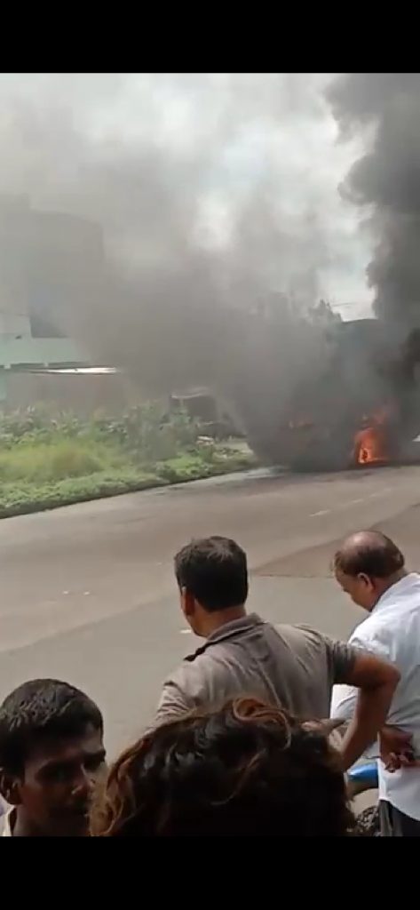 सरायकेला-खरसावां के कोलाबीरा में हाईटेंशन से सटकर भारी वाहन जली, दो घायल।