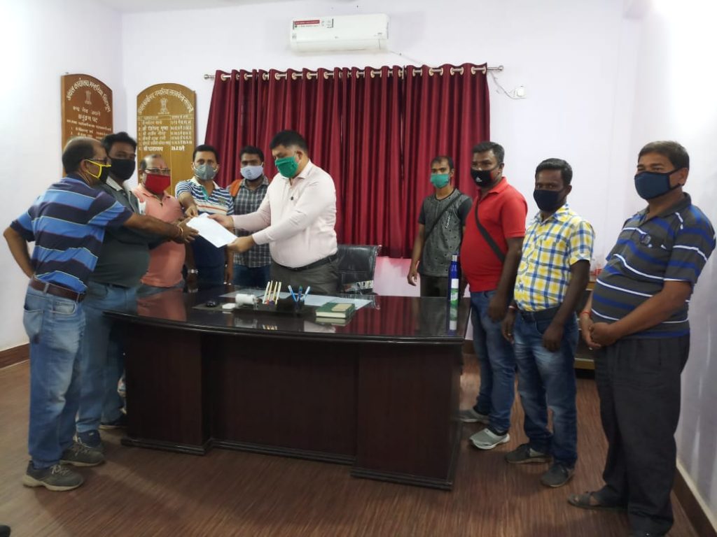 सरायकेला-खरसावां जिले के झारखण्ड जर्नलिस्ट एसोसिएशन गम्हरिया कमेटी की ओर से पत्रकारों की विभिन्न समस्याओं को लेकर मुख्यमंत्री को सम्बोधित सौंपा ज्ञापन,