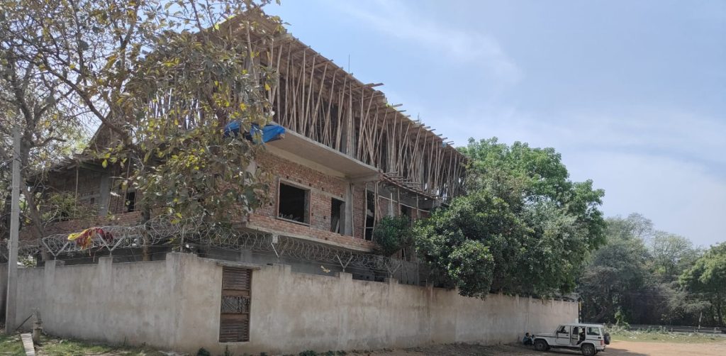 Jamshedpur: खासमहाल की जमीन पर राजस्व चोरी कर नाजायज अवैध भवन निर्माण पर रोक के बावजूद बेहिचक निर्माण जारी, जिला परिषद कार्यालय की भूमिका संदिग्ध!