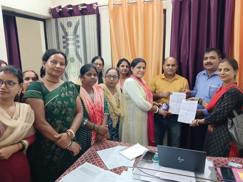 Jamshedpur:गदरा में वोल्टेज, पोल और तार की समस्या को लेकर भाजपा गोविंदपुर पहुंची बिजली कार्यालय करनडीह