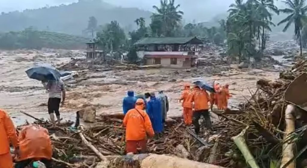 Kerala Landslide: वायनाड में भीषण भूस्खलन 45 की मौत, 100 से अधिक लोग मलबे में दबे, 200 से अधिक घर तबाह