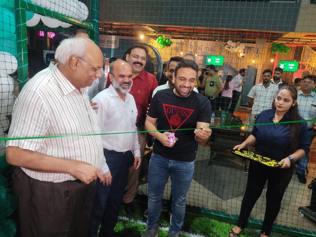 Box Cricket & Football: सोनारी मरीन ड्राइव मॉल में बॉक्स क्रिकेट- फुटबॉल का कुणाल षाड़ंगी ने किया उद्घाटन