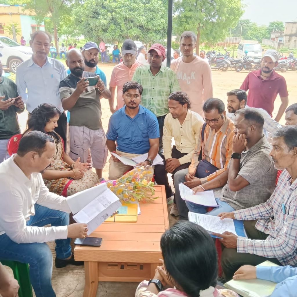 Jamshedpur: मंत्री दीपक बिरुवा ने सुनीं जाति प्रमाण पत्र बनाने में हो रही परेशानियां