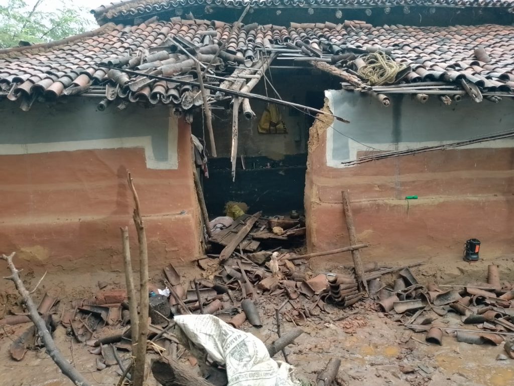 Elephant Terror in chandil : झुंड से बिछड़ा हाथी मचा रहा उत्पात, कुकड़ु में दो घरों को तोड़ा, दहशत में लोग