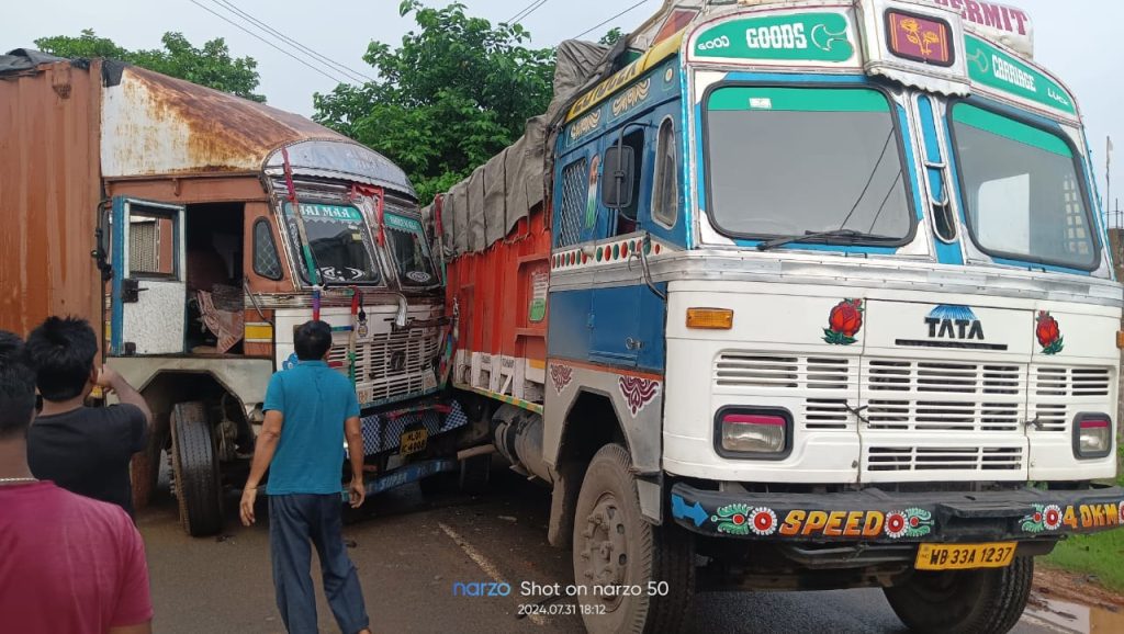Road Accident: जामडोल में ट्रेलर और ट्रक के बीच टक्कर, 2 घंटे तक चाकुलिया-धालभूमगढ़ मार्ग जाम