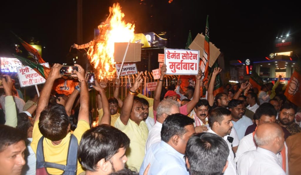 Jamshedpur Politics: 18 विधायकों के निलंबन के विरोध में सड़क पर उतरे भाजपा कार्यकर्ता, फूंका CM हेमंत सोरेन का पुतला