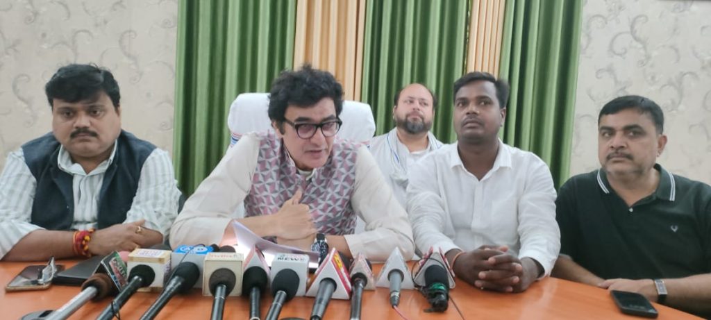 Jamshedpur:अधिकारी के बिगड़े बोल,डॉ अजय ने मुख्यमंत्री व शिक्षा मंत्री से किया कार्रवाई की मांग