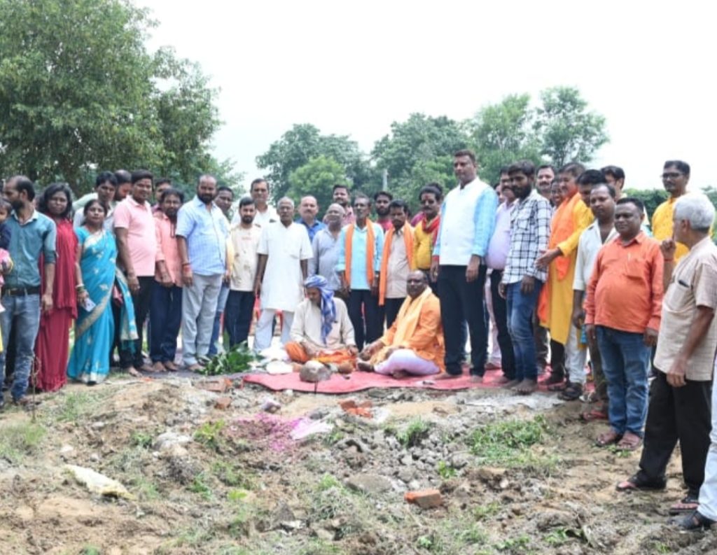 Jamshedpur:गोविंदपुर में विधायक मंगल कालिंदी एवं जिला परिषद सदस्य डॉ परितोष सिंह के उपस्थिति में नाई समाज के सामुदायिक भवन निर्माण हेतु आवंटित भूमि में भूमि पूजन संपन