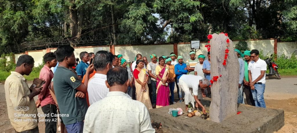 Chaibasa: डीवीसी का नाम हुआ आदिवासी चौक, पत्थलगड़ी कर की पूजा-अर्चना