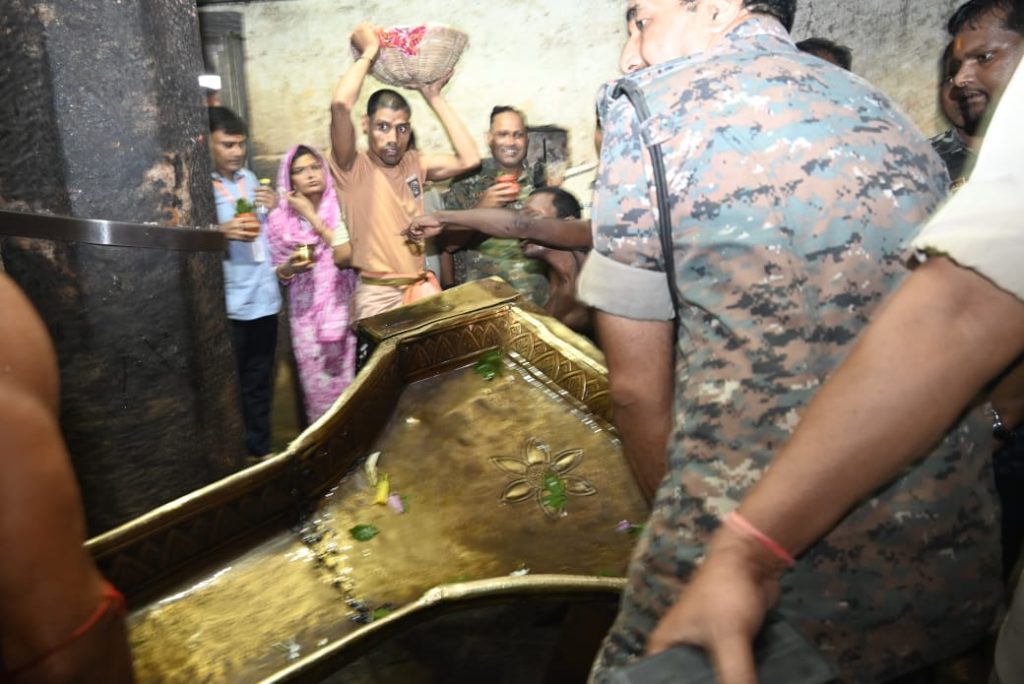Devghar: श्रावणी मेला के समापन के साथ मंदिर से हटा अरघा, बाबा बैद्यनाथ की स्पर्श पूजा शुरू