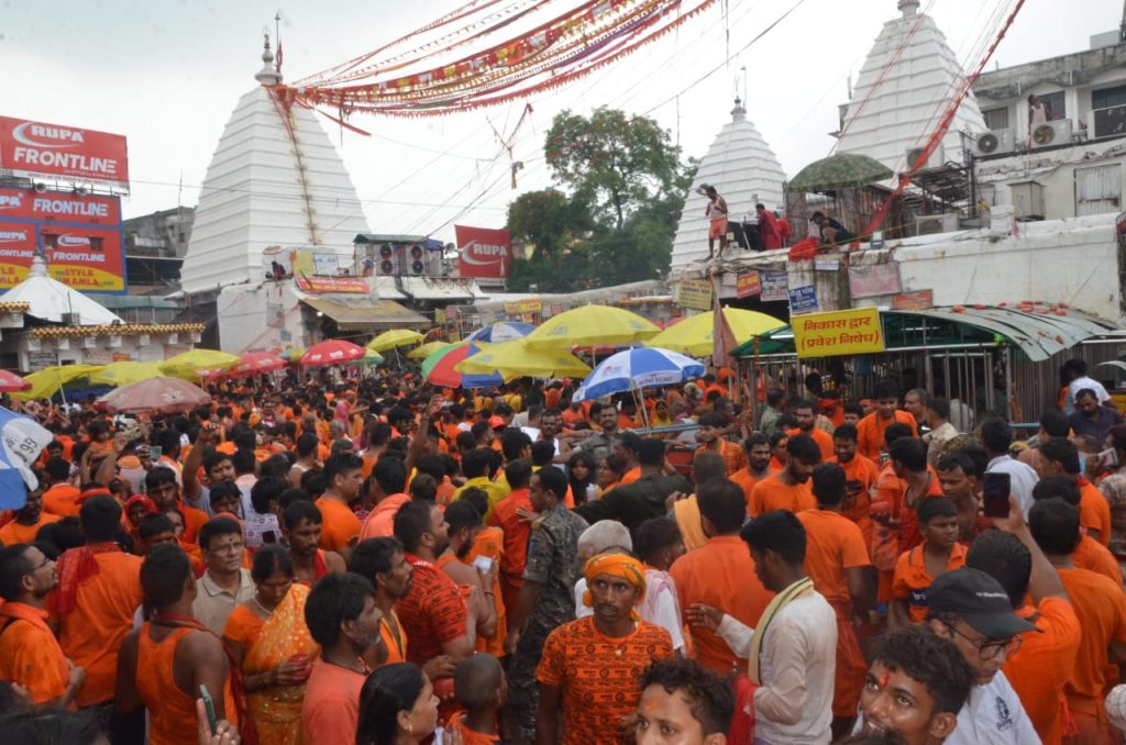 Devghar: चौथी सोमवारी 15 किमी तक लगी कतार, 2.50 लाख से अधिक कांवरियों ने चढ़ाया जल