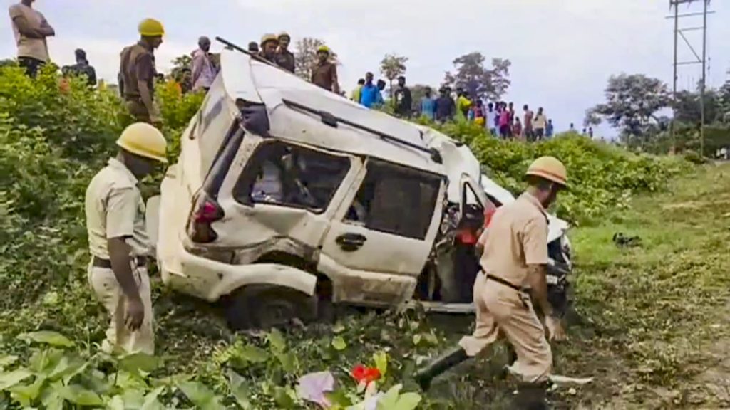 Accident in Bengal: बागडोगरा में दर्दनाक सड़क हादसा, 6 तीर्थयात्रियों की मौत 2 घायल, कार ने डिवाइडर तोड़कर सभी को कुचला