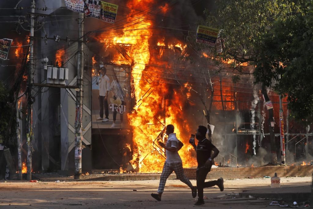 Bangladesh Violence Protest: शेख हसीना के अपदस्थ होने के बाद से हिंसा में 100 से अधिक लोगों की मौत