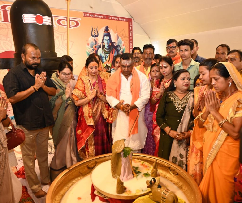 मंत्री बन्ना गुप्ता ने किया रुद्राभिषेक का आयोजन, पत्नी संग की बाबा भोलेनाथ की पूजा-अर्चना