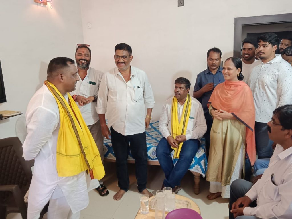 कांग्रेस के उपाध्यक्ष अवधेश सिंह के आवास पर पहुंचे मंत्री बन्ना गुप्ता