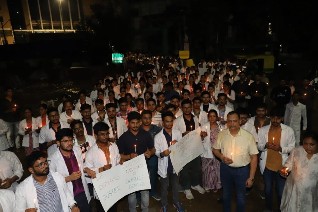 Jamshddpur. महिला डॉक्टर की हत्या के विरोध में एमजीएम के डॉक्टरों ने निकाला कैंडल मार्च