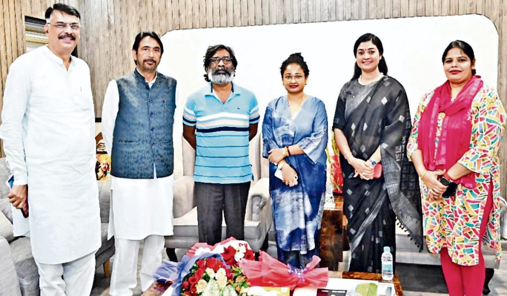 Jharkhand Politics: कांग्रेस प्रभारी मीर के साथ सीएम से मिले लांबा व ठाकुर, चुनाव पर हुई चर्चा