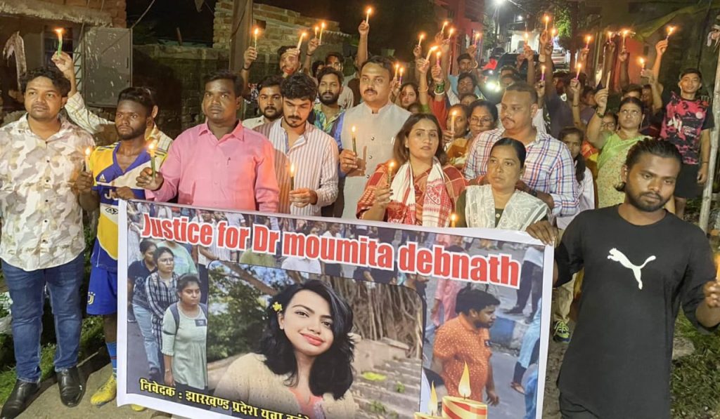 Jamshedpur: कोलकाता घटना के विरोध में युवा कांग्रेस ने बिरसानगर में निकाला कैंडल मार्च