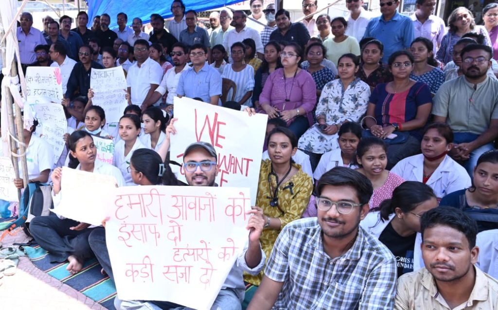 Doctor Murder case’: डॉक्टरों की हड़ताल से जमशेदपुर की स्वास्थ्य सेवाएं प्रभावित, शहर के चिकित्सकों ने किया विरोध-प्रदर्शन