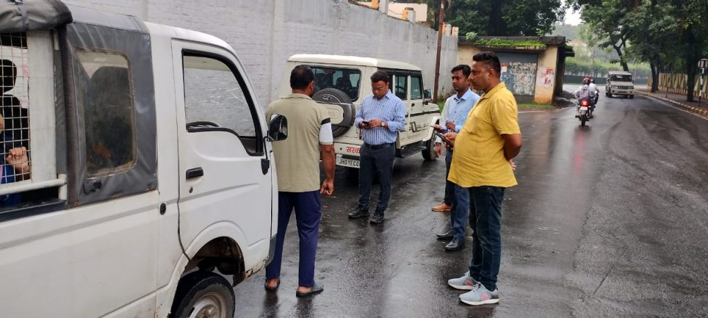 Jamshedpur : 43 स्कूली वाहनों की फिटनेस, बीमा व प्रदूषण की हुई जांच, चालकों में हड़कंप