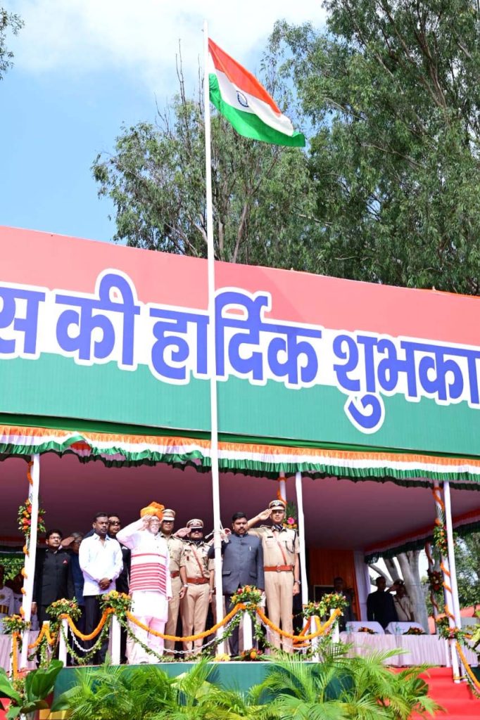दुमका में राज्यपाल संतोष गंगवार ने किया ध्वजारोहण, कहा – कल्याणकारी दायित्वों का निर्वाहन तत्परता से कर रही सरकार : राज्यपाल