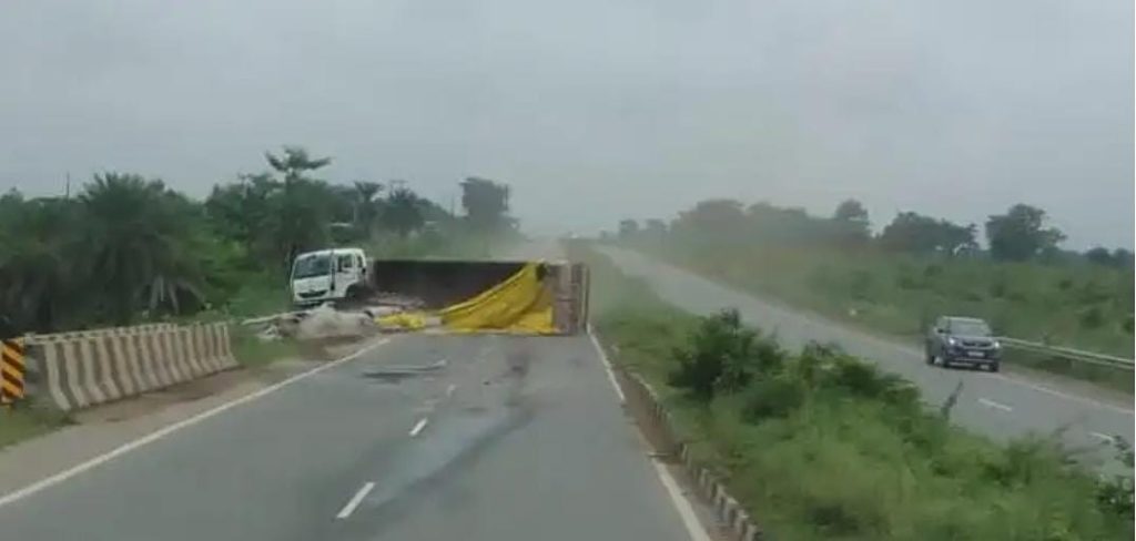 Galudih Accident : बेलाजुड़ी में हाइवे पर ट्रेलर पलटा, NH 33 पर लगा जाम