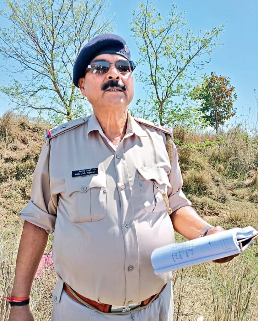 Lohardaga: सड़क जाम हटाने पहुंचे थानेदार और जवान को पीटा, बंदूक छीनने का प्रयास, आरोपी को छुड़ा ले गये