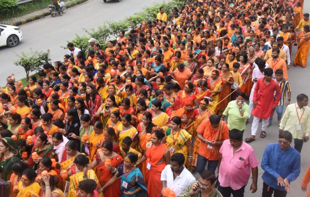 Jamshedpur: जंबू अखाड़ा भालुबासा ने निकाली कलश यात्रा, श्री श्री लिंगेश्वर नाथ मंदिर में हुआ जलाभिषेक