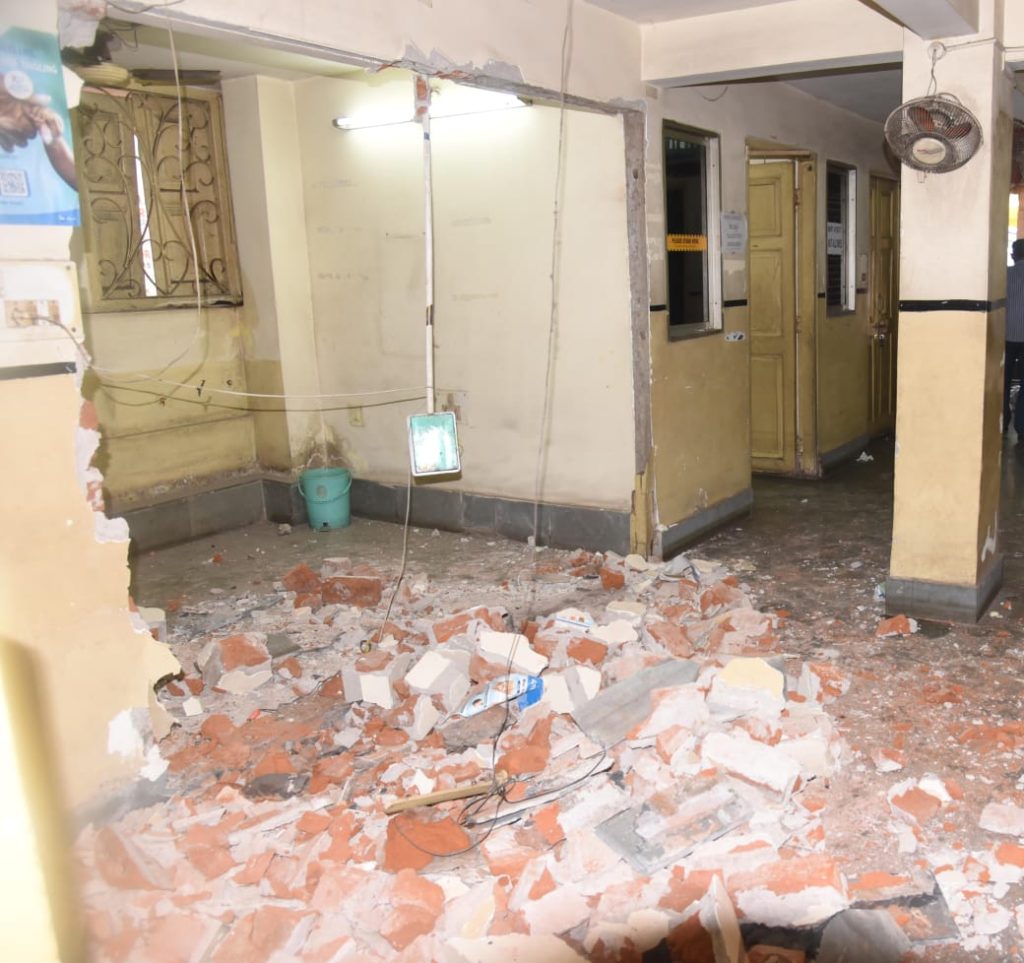 Jamshedpur: कदमा के वीणा पानी नर्सिंग होम का बेसमेंट खाली कराया, तोड़ी सीढ़ियां