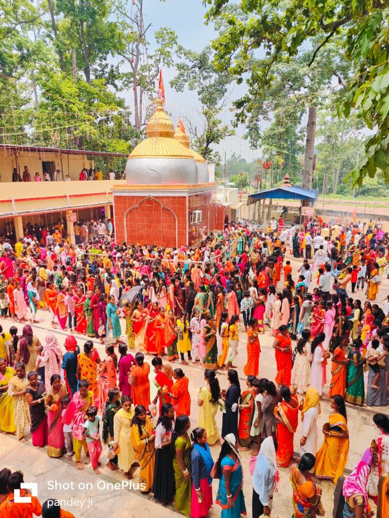 Chakardharpur: चौथी साेमवारी पर महादेवशाम में उमड़े भोले के भक्त, किया जलाभिषेक