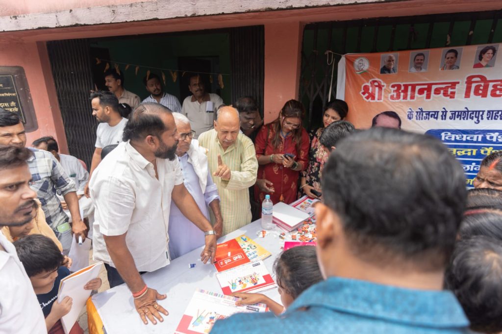 मेगा मेडिकल शिविर एवं पेंशन शिविर में सैकड़ो लोगों की जांच, पेंशन फार्म भरे गये : आनन्द बिहारी दुबे