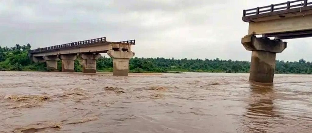 Bokaro नदी पर बना पुल हुआ ध्वस्त, बाल-बाल बचे लोग, ललपनिया-गोमिया रोड को ग्रामीणों ने किया जाम