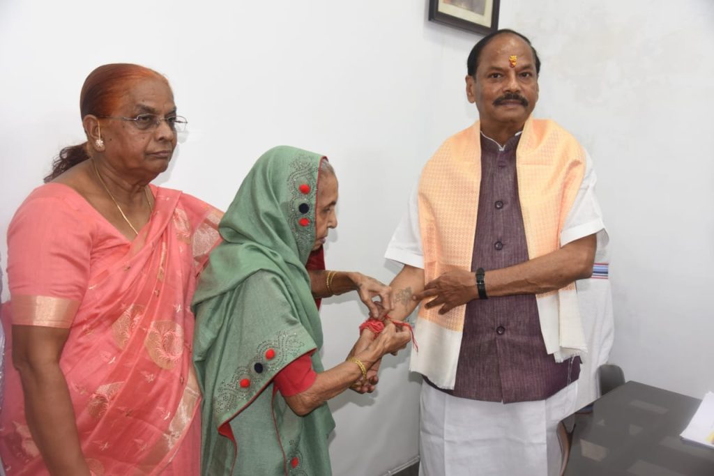 Jamshedpur: राज्यपाल रघुवर दास ने जमशेदपुर में मनाया रक्षाबंधन का त्योहार, अपनी बहनों से बंधवाई राखी