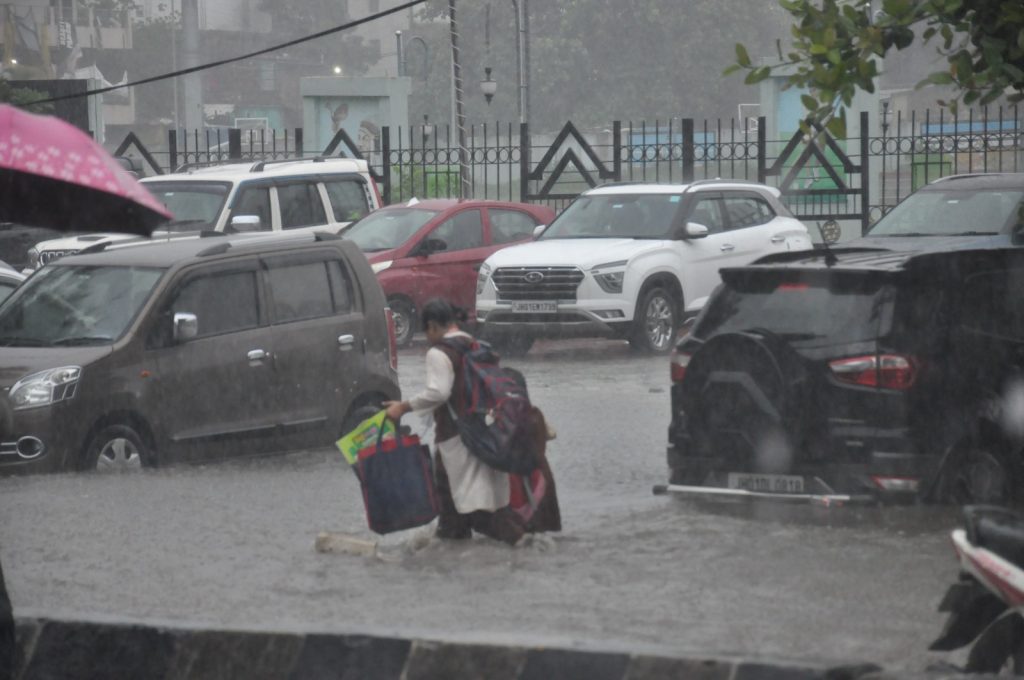 Heavy Rain In Ranchi: बारिश में डूब गयी रांची, 114 मिमी से अधिक बारिश, मोहल्लों में उतारनी पड़ी एनडीआरएफ की टीम