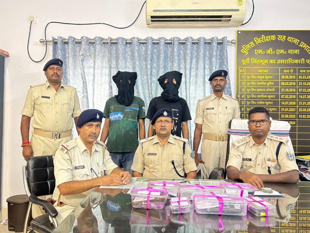 Jamshedpur Crime: डकैती की योजना बनाते दो अपराधी गिरफ्तार, तीन भाग निकले, हथियार बरामद