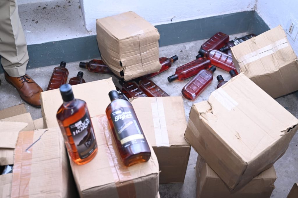 Excise Raid : एग्रिको वर्कर्स फ्लैट से पुलिस ने 26 पेटी अवैध अंग्रेजी शराब बरामद की