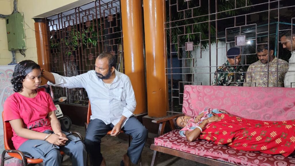 Jamshedpur News: आजसू नेता द्वारा पीटने पर आदिवासी परिवार से मिलने पहुंचे विधायक मंगल कालिंदी, कहा, सख्त कारवाई होगी, घटना से आजसू का चरित्र हुआ उजागर