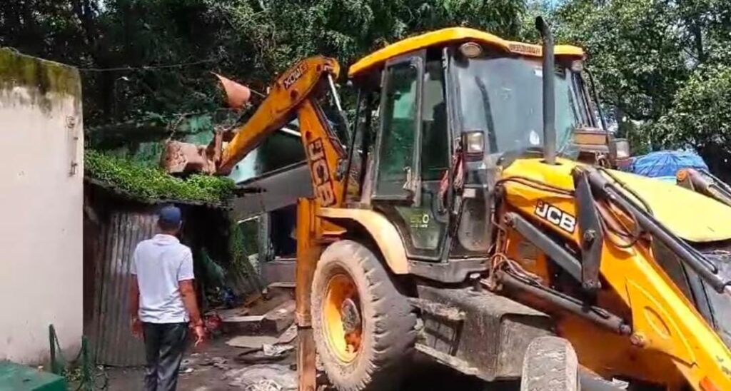 Jamshedpur: पीएम मोदी के आगमन को लेकर 30 से अधिक फुटपाथी दुकानें हटायी गयीं, टाटा पिगमेंट गेट से लेकर लोको बस्ती मेन रोड तक का इलाका हुआ खाली