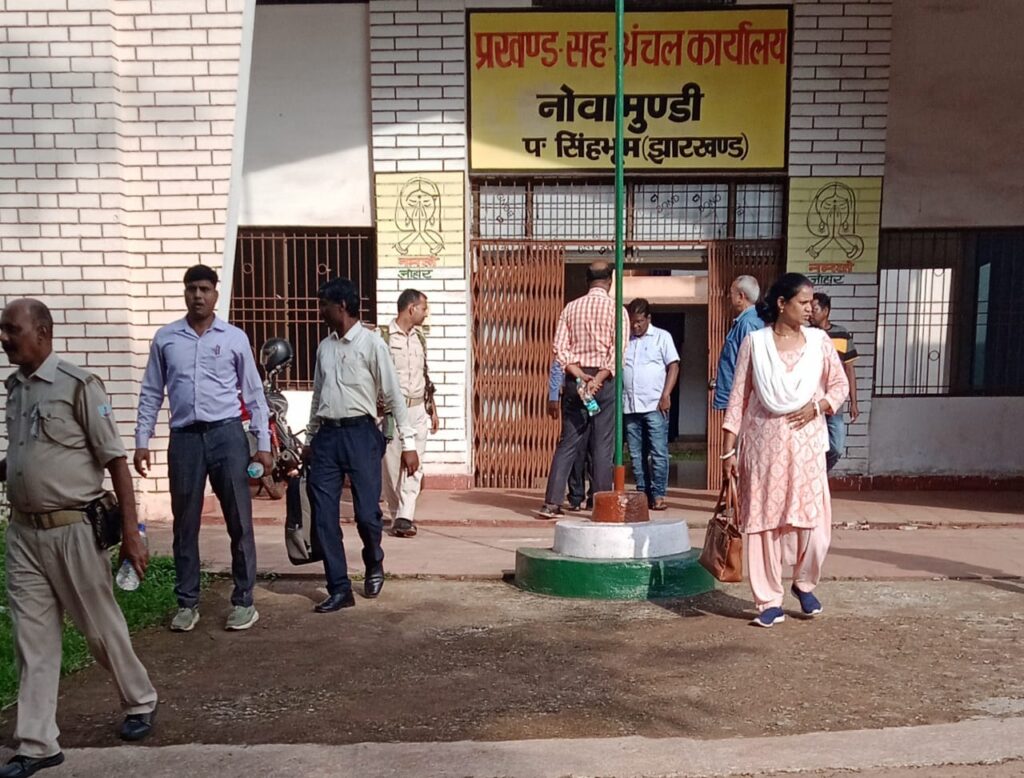 ACB ने बड़गाईं जमीन मामले में हजारीबाग के एसडीओ व नोवामुंडी के सीओ को लिया हिरासत में, ले गई रांची, दोनों के छह ठिकानों पर पड़ा छापा