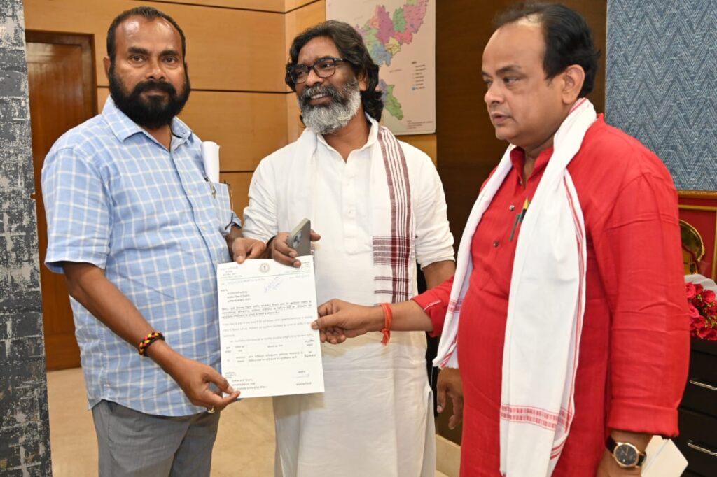 जुगसलाई विधानसभा क्षेत्र की 13 सड़कों के निर्माण को लेकर मुख्यमंत्री और मंत्री से मिले विधायक मंगल कालिंदी