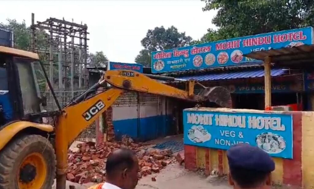 Jamshedpur/Tatangar Railway Station: सिंह होटल के बाद अब ‘मोहित होटल’ को भी रेलवे ने किया ध्वस्त, पब्लिक युटीलिटी के रुप में जगह का होगा इस्तेमाल