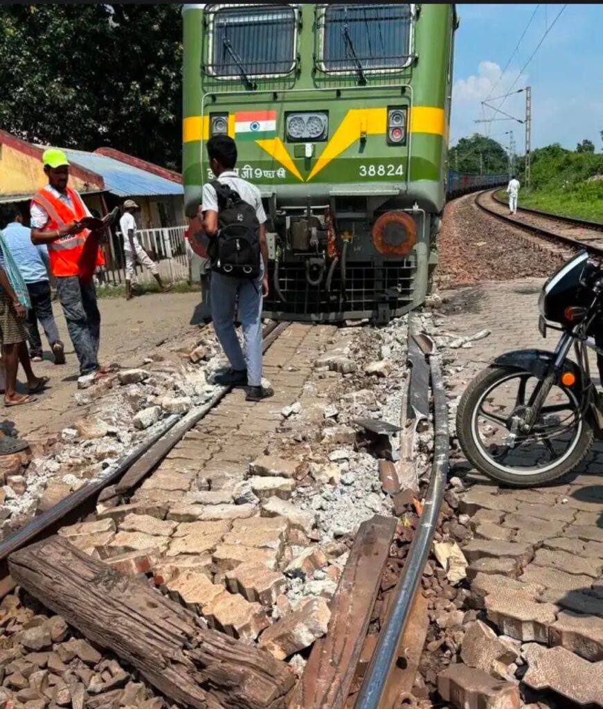 Good’sTrain Derail in Chandil: चांडिल स्टेशन के पास बेपटरी हुई मालगाड़ी, बड़ा हादसा टला; रेलवे ट्रैक क्षतिग्रस्त, टाटानगर आने-जाने वाली ट्रेनों की आवाजाही बंद, मरम्मत कार्य में जुटे रेलकर्मी