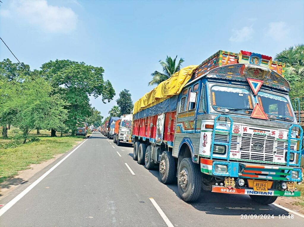 Bengal Vs Jharkhand: भारी वाहनों के प्रवेश पर प्रतिबंध के बाद झारखंड-बंगाल सीमा पर हजारों ट्रक फंसे, मामला बिगड़ा तो बदला फैसला