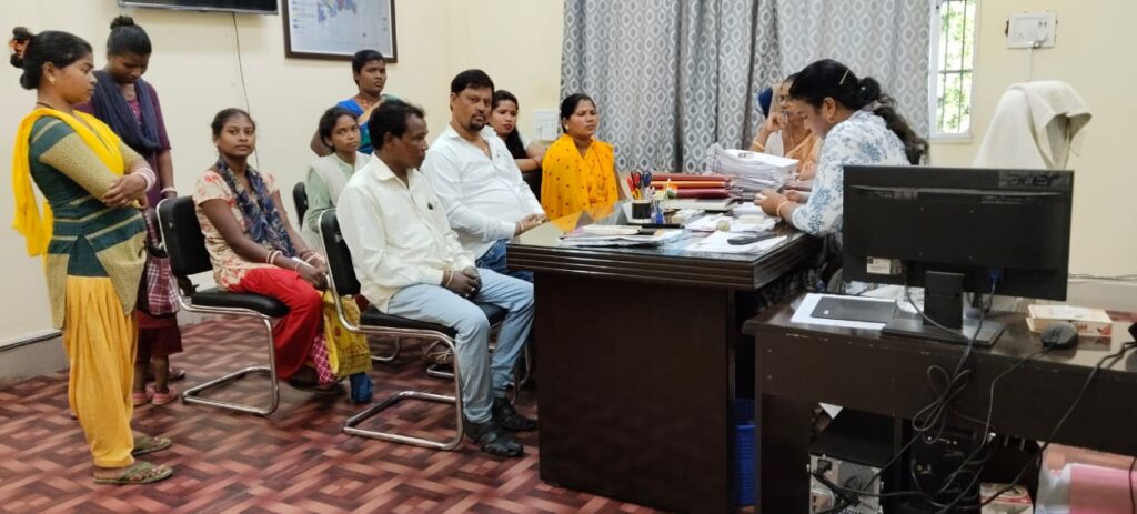Jamshedpur News: शिकायत लेकर बीडीओ के पास पहुंचीं महिलाएं, बोलीं, मंईयां सम्मान राशि भरा फॉर्म, पर नहीं मिल रहे पैसे
