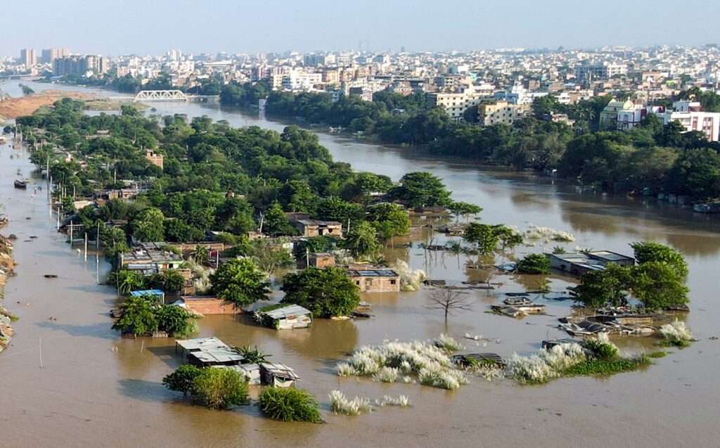 बिहार: नदियों का जलस्तर घटने के बावजूद कई स्थानों पर बाढ़ जैसी स्थिति बरकरार