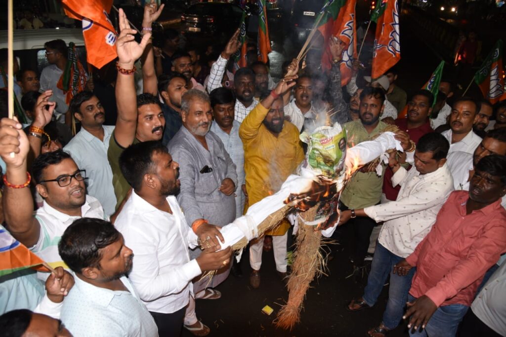 Jamshedpur News: भाजयुमो कार्यकर्ताओं ने आक्रोश मार्च निकाल फूंका हेमंत सोरेन का पुतला, सीजीएल परीक्षा रद्द कर सीबीआइ जांच की मांग