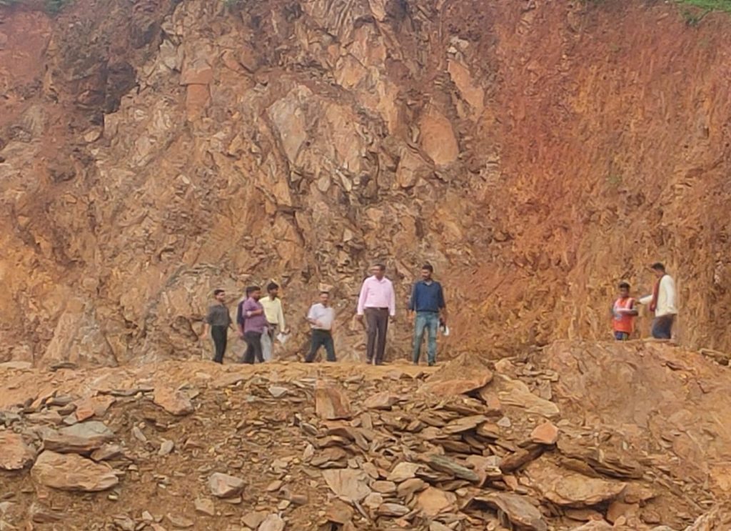 NH 33 पर पाटा गांव के पास NHAI ने की कंट्रोल ब्लास्टिंग, पहले ग्रामीणों ने किया विरोध, समझाने पर मानें