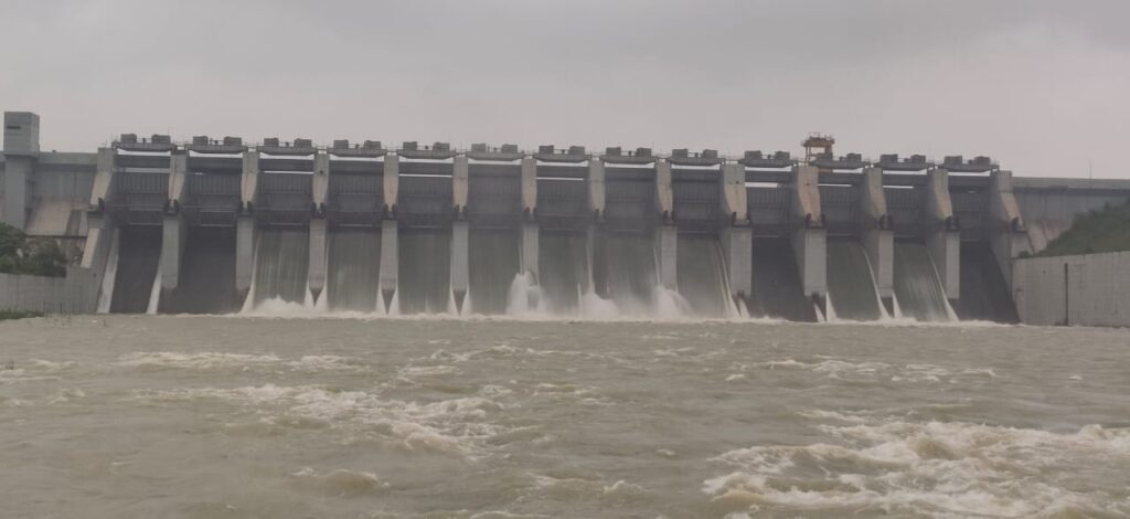 Saraikela News: चांडिल डैम का जलस्तर 182.04 मीटर पर पहुंचा, दर्जनों गांवों में घुसा पानी, ईचागढ़ मुख्य मार्ग समेत कई सड़कों पर भरा पानी, नौ गेट खोले गये
