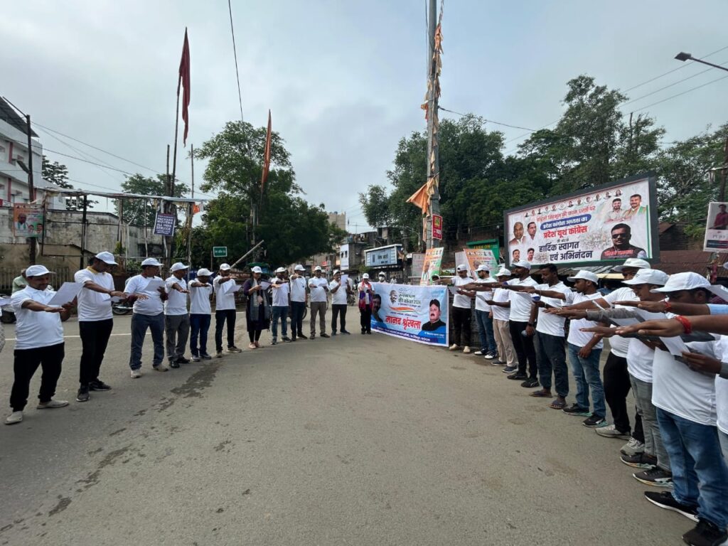 Chaibasa News: 2.5 किमी की मानव शृंखला बनाकर स्वच्छता के प्रति किया जागरूक