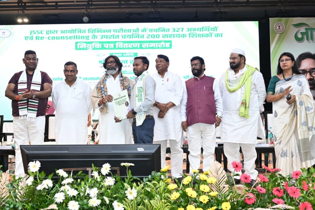 CM हेमंत सोरेन ने जेएसएससी द्वारा अनुशंसित 527 अभ्यर्थियों को सौंपे नियुक्ति पत्र, उत्पाद सिपाही की बहाली में अभ्यर्थियों की मौत पर जतायी चिंता